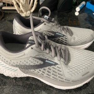 Brooks size 7.5 sneaker